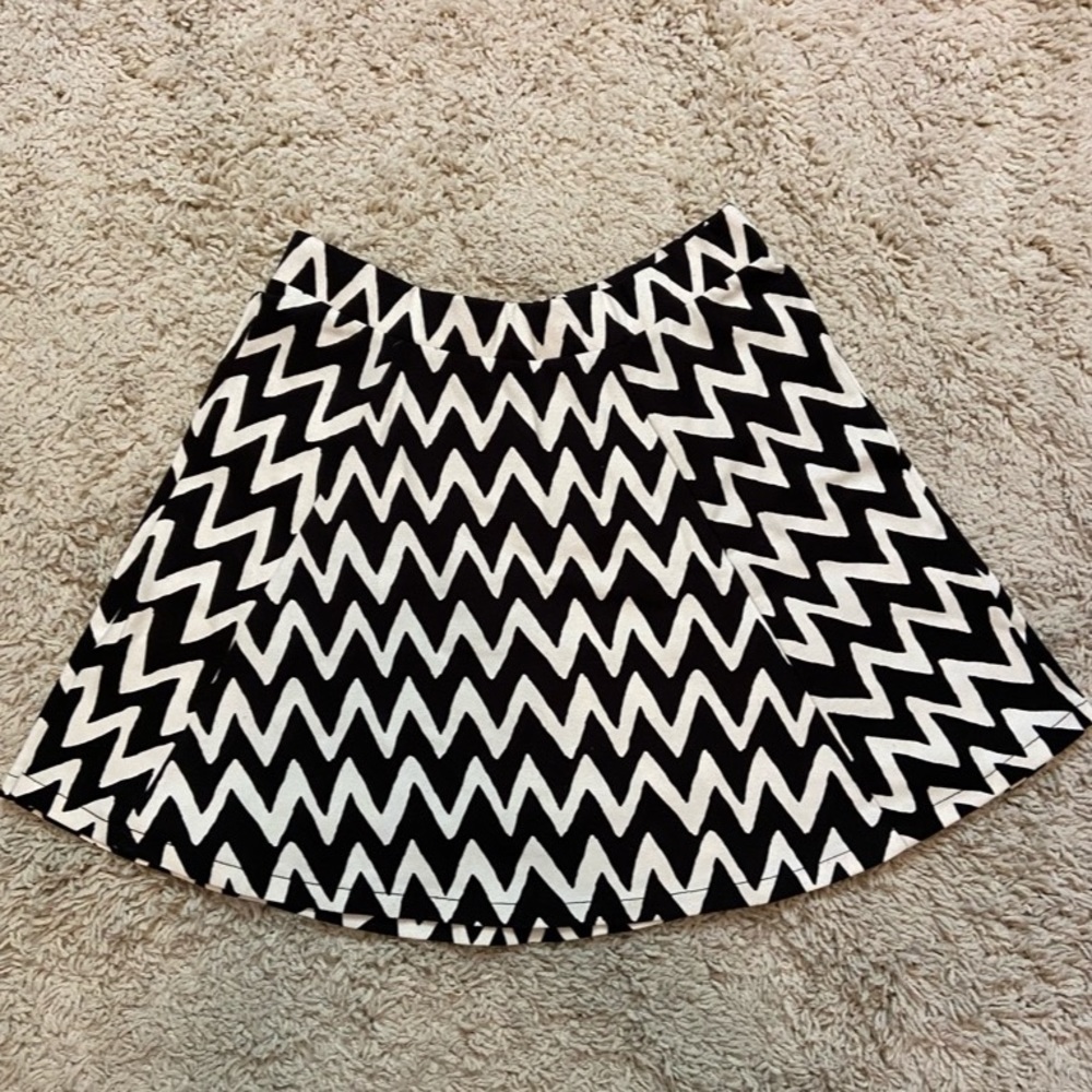 Black and white chevron pattern mini skirt. Size M